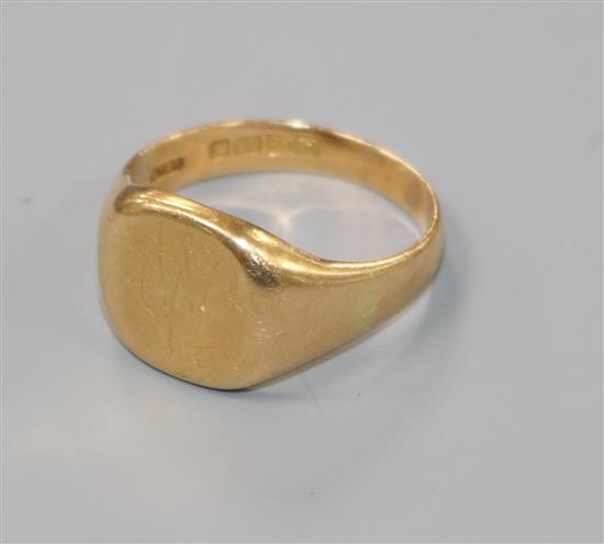 An 18ct gold gentlemans signet ring, size V.